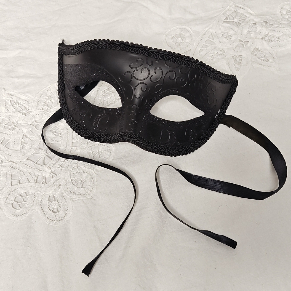 🪭 Black Masquerade Mask with Ribbon Tie